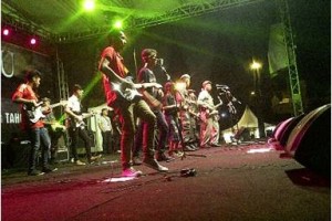 Band beraliran reggae saat menghibur masyarakat Kuningan pada perayaan malam tahun baru di Pandapa Paramartha.